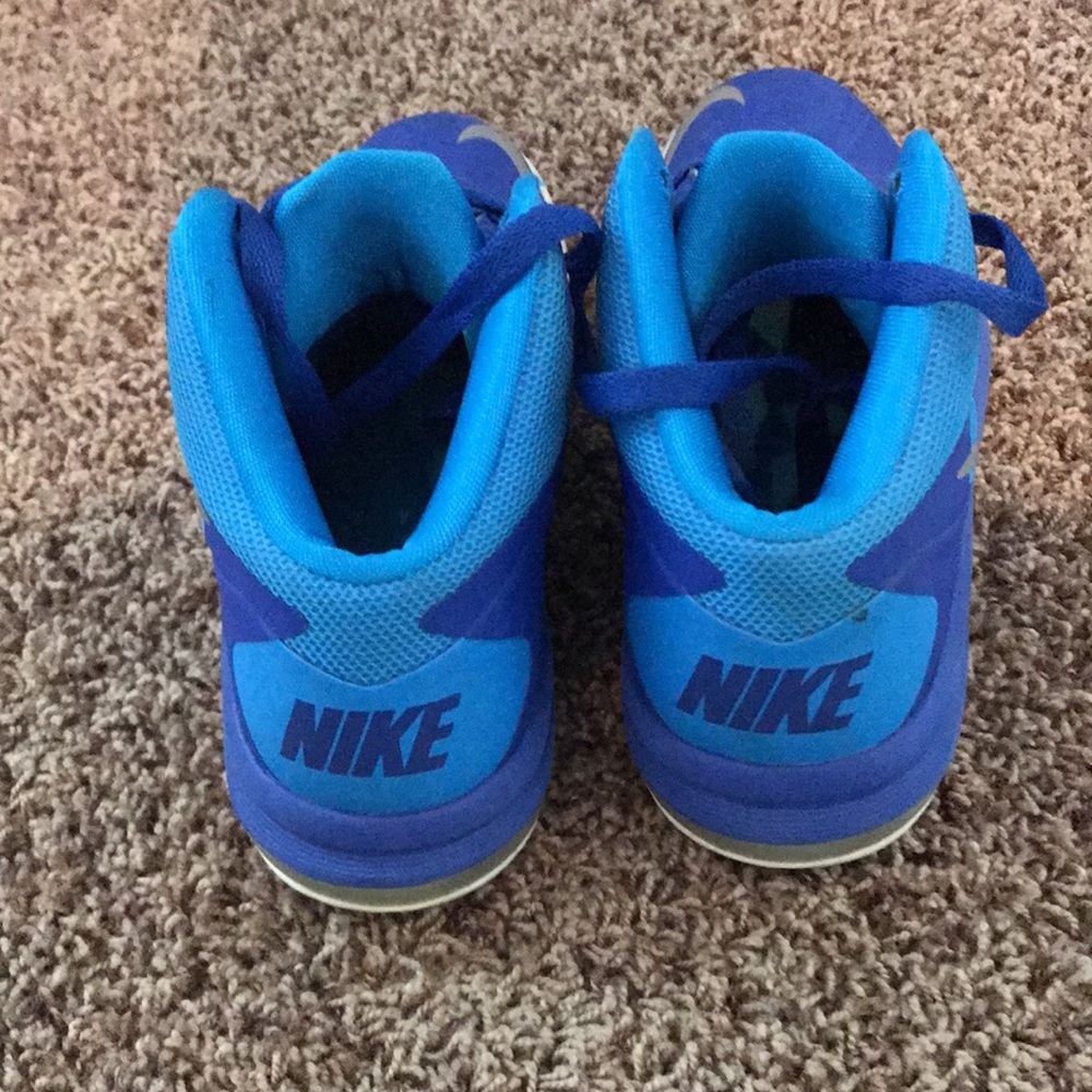 Colorful blue Nike basketball shoes. - Picture 3 of 5